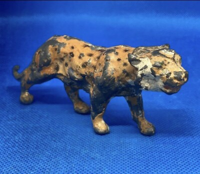 Leopard von Charbens, Hohlgussblei.