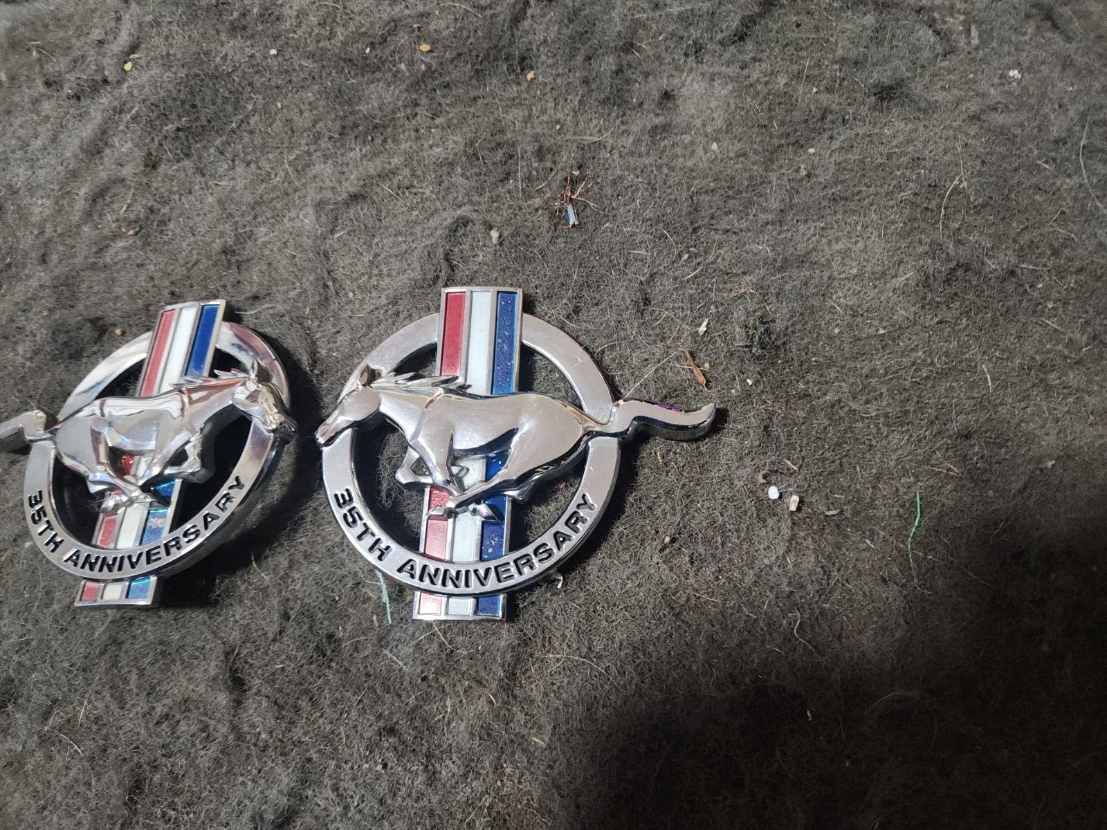 35TH ANNIVERSARY FENDER EMBLEMS PAIR FRONT 5.0 MUSTANG 1999OEM - Picture 3 of 6