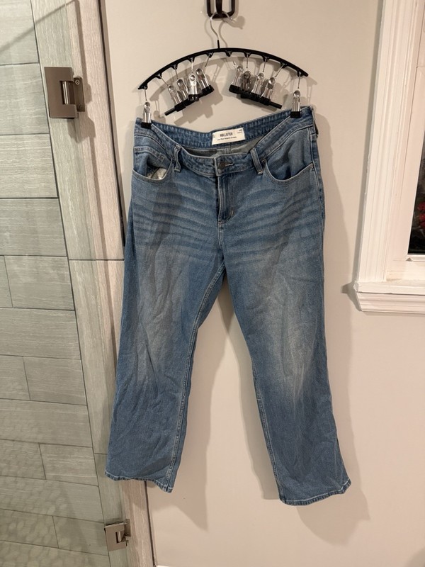 Hollister women’s Low-Rise Relaxed Straight Blue Medium Wash Denim Jeans
