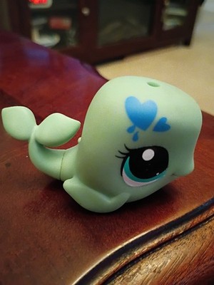 Littlest Pet Shop Authentic  Blue Heart Blind Bag G4 Whale Teal Eyes
