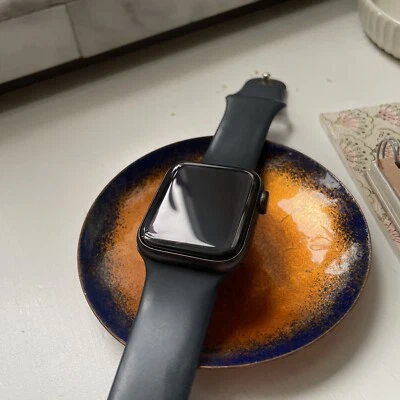 Apple Watch Series SE 40 mm Aluminiumgehäuse mit Sportarmband - Schwarz (GPS)
