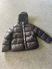 Schwarze Steppjacke kurz mit Kapuze, Taschen ...