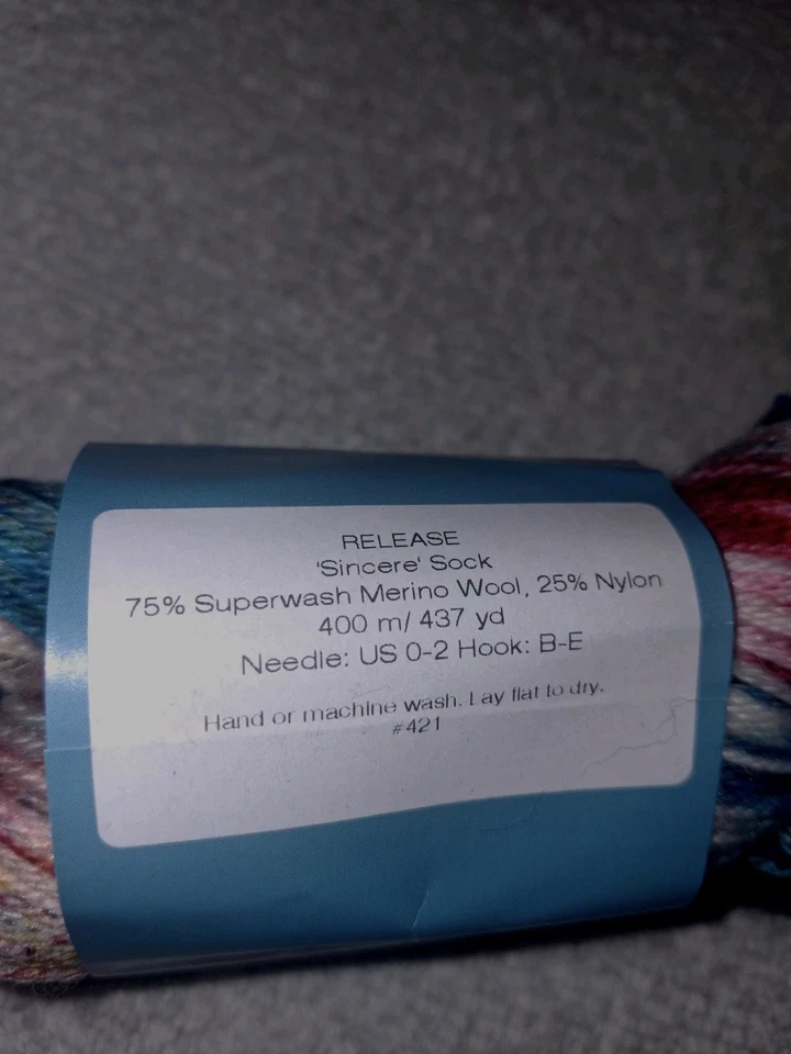 "Release" es un hilo de peso de calcetín con 437 yardas es mezcla de lana merino y nailon Foto 4 de 4