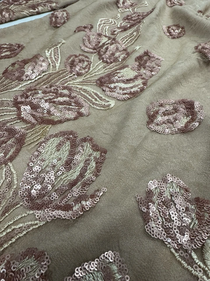 Vestido de cóctel floral de encaje con lentejuelas desnudo pequeño bronce/desnudo DRESS THE POBLATION Foto 3 de 4