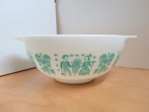 Pyrex Amish Butterprint Design 2-Handled Bowl 2.5 Quart Nice Graphics