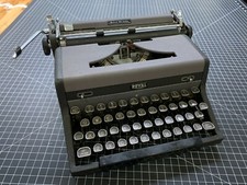 Vintage 1940's Royal Quiet De Luxe Typewriter thumbnail