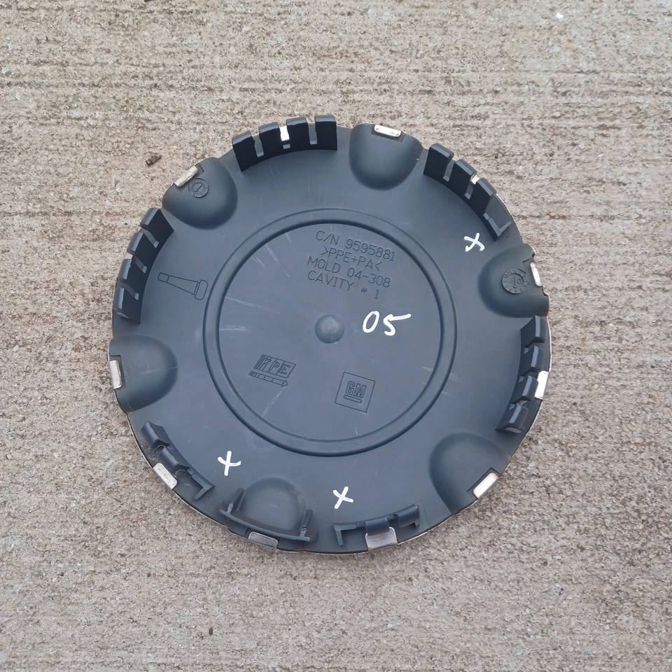 GMC Envoy, XL, tapa central XUV, 2005-2009 parte # 9595881 05 tres pestañas defectuosas Foto 3 de 3