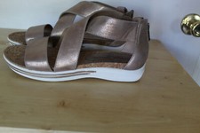 ADRIENNE VITTADINI  AV- CARY SPORT BEAUTIFUL METALLIC ROSE GOLD  SZ 9M MINT