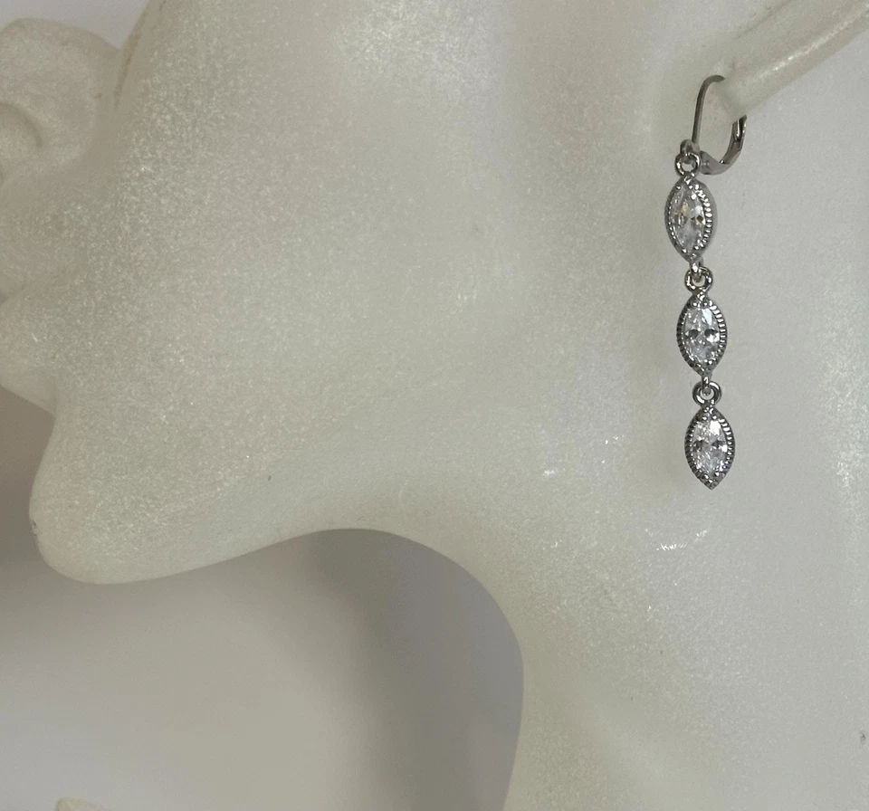 Nuevos pendientes perforados lineales CAROLEE en tono plata/circonita cúbica transparente Foto 2 de 4