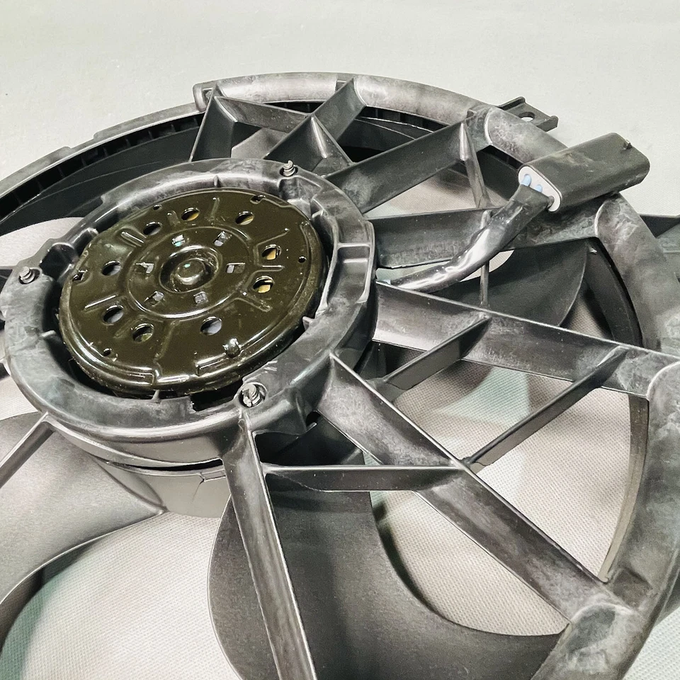 Conjunto de ventilador de refrigeración de motor original original para 05 06 07 Chrysler 300 3,5 L 5278537AA Foto 2 de 4