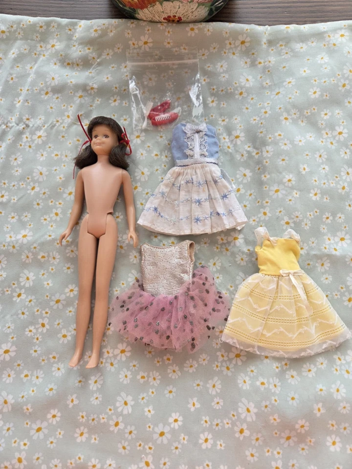 Muñeca patineta morena de pierna recta 1963 Foto 2 de 4