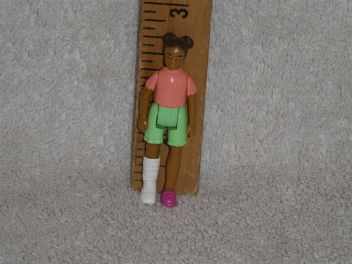 Fisher Price Sweet Streets Dollhouse African American Girl Broken Leg Cast Rare - Picture 3 of 3