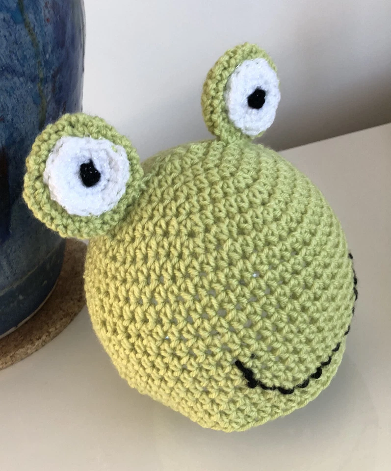 Gorro de rana verde ganchillo hecho a mano. 3 - 18 meses niño o niña Foto 2 de 4