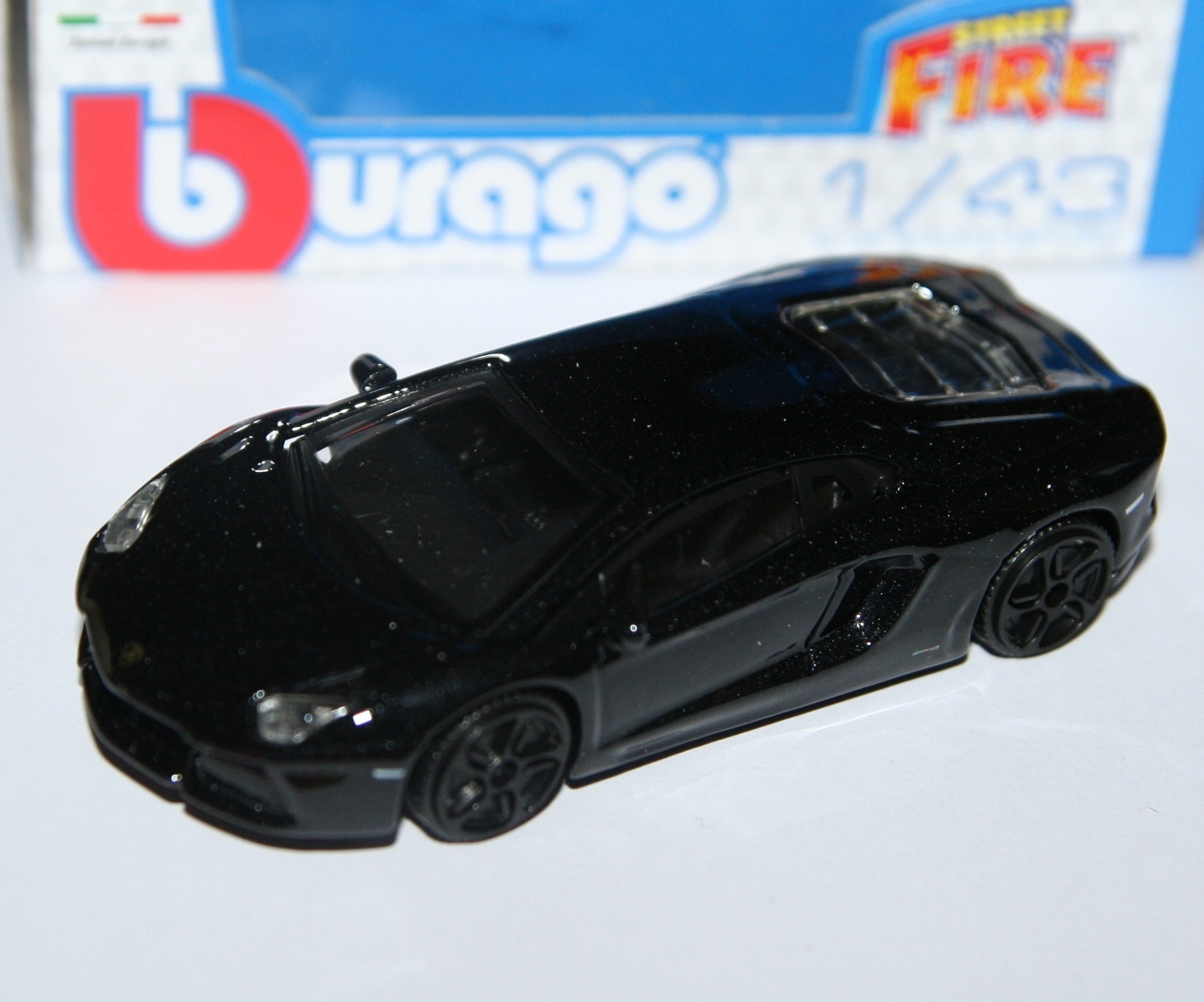 Burago - LAMBORGHINI AVENTADOR LP700-4 (Black) - 'Street Fire' Model 1:43