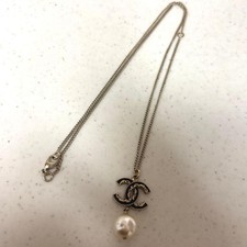 Collana con ciondolo CHANEL