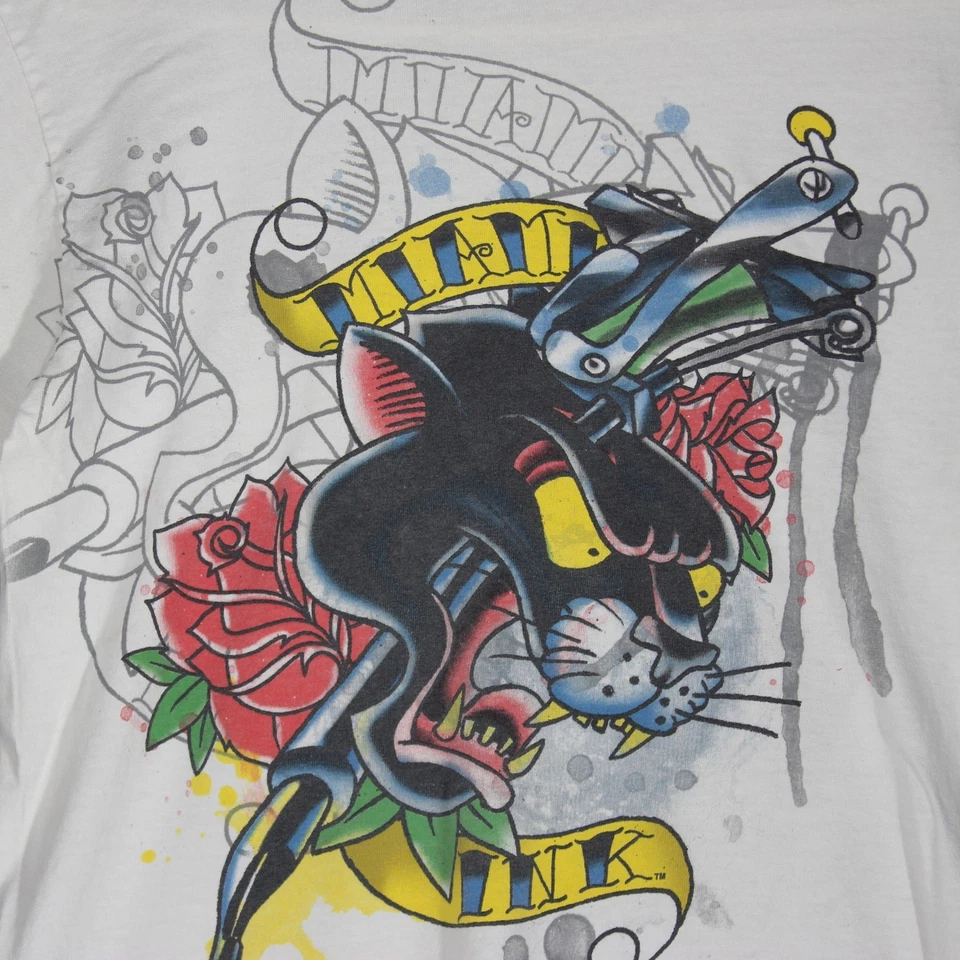 Camiseta Y2K Miami Ink Para Hombres Pequeña Blanca Grunge Arte Gótico Patinador Tipo Aflicción Foto 2 de 4