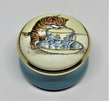 HALCYON DAYS ENAMEL BOX - KITTEN & BLUE WILLOW CUP & SAUCER - CAT - SMITHSONIAN