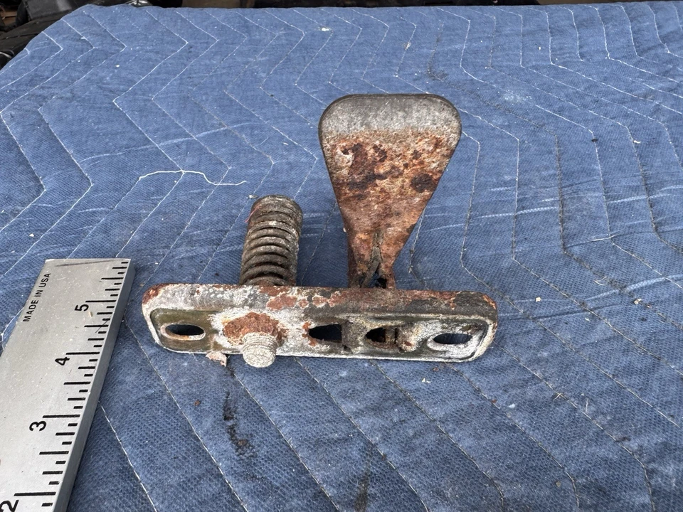 Volvo 240 244 245 1986-1993 capó delantero pestillo liberación manija captura OEM #4919E Foto 4 de 4