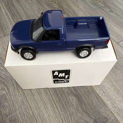 AMT Ertl 1:25 Chevrolet 1994 S-10 4x4 Pickup Truck Diecast Blue w/ Stand