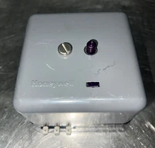 Honeywell RA890G1229 120V Flame Safe Guard Protection Relay. Used Surplus