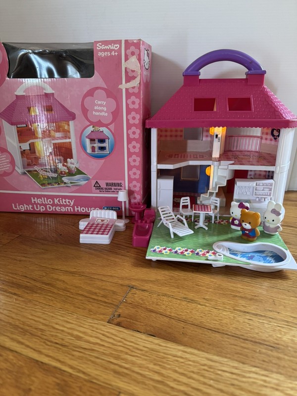 Hello Kitty Light Up Dream House 16/17 pcs including house with box VTG