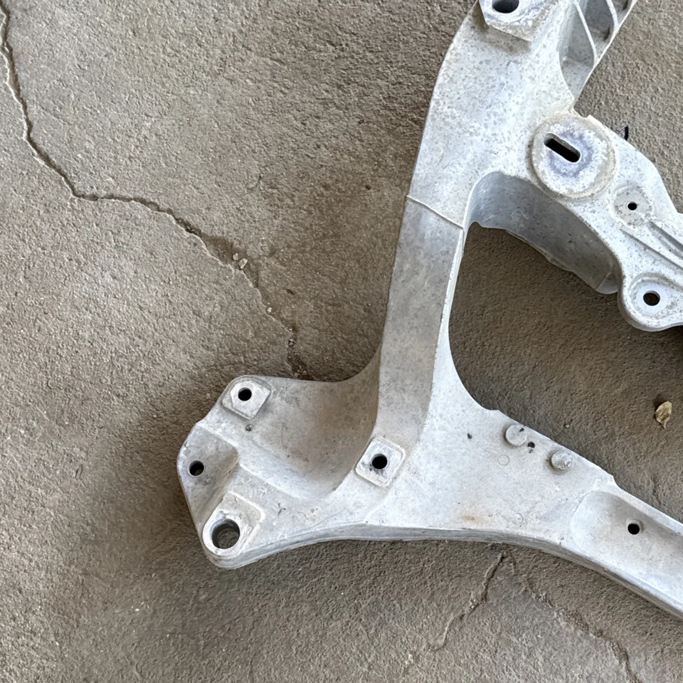 🔶08-13 Infiniti G37 3,7 L tracción trasera sedán suspensión delantera travesaño subchasis OEM Foto 4 de 4