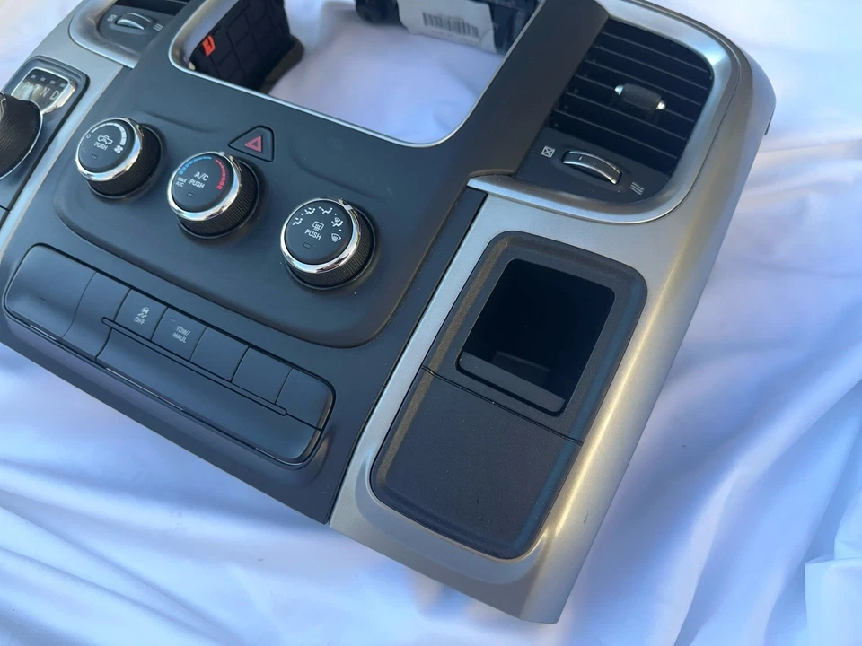 Moldura de rádio painel central 2014 - 2018 Ram 1500 2500 3500 com controles e aberturas de ar - Imagem 2 de 4