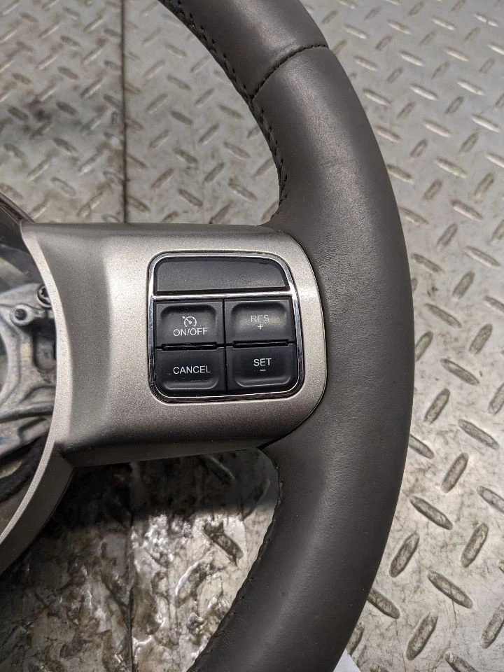 Volante Jeep Grand Cherokee 2011-2013 OEM CON controles cuero 1165877 Foto 3 de 4