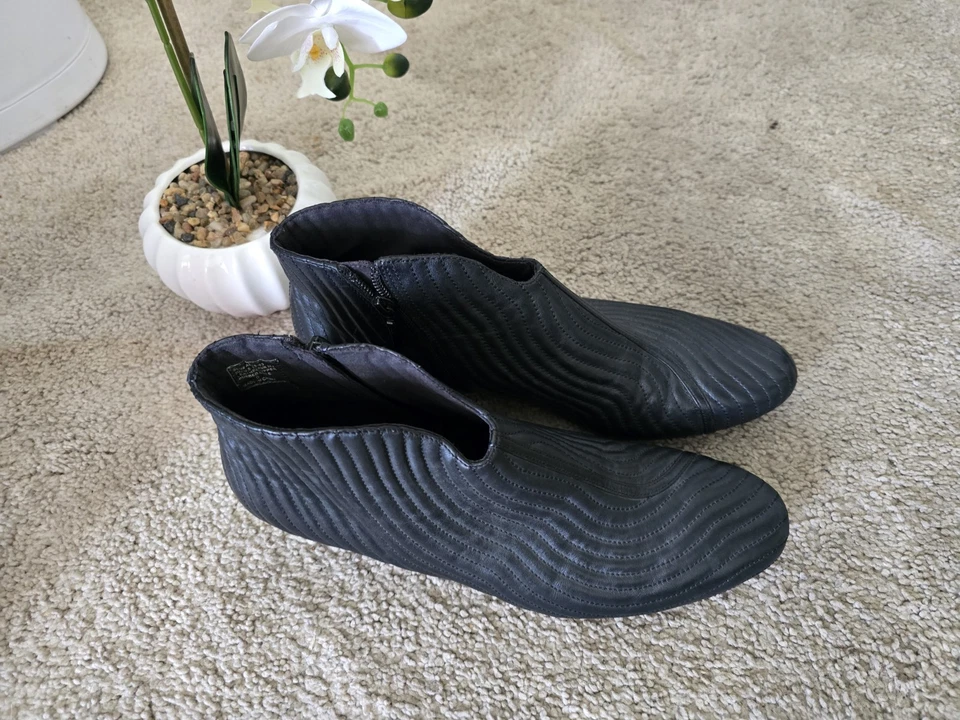 Botas Tsubo con intrincado patrón de puntada ondulada y cremallera lateral, en talla negra 8,5 Foto 2 de 4