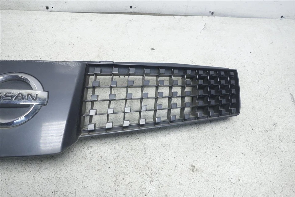 2004 2005 2006 Nissan Quest Front Upper Grille Grill 62070-5Z000 *Scratches* - Image 3 of 4