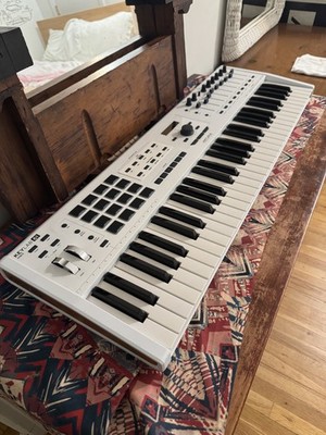 Arturia KeyLab Essential 61 MIDI Controller White USB 61 Keys Pads Faders