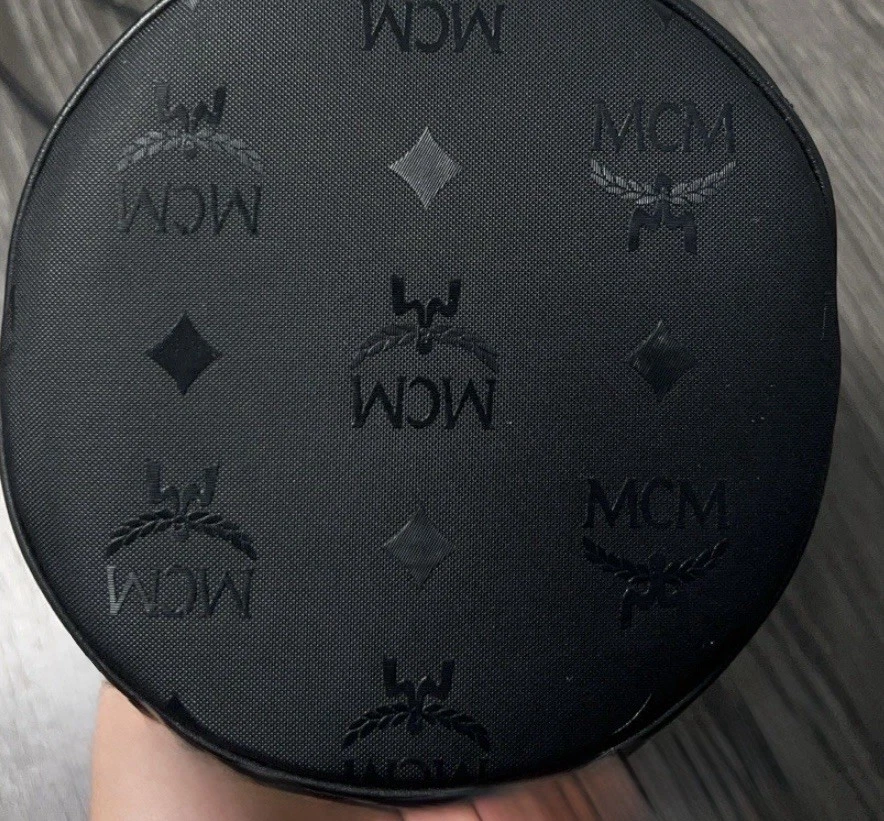 MCM Munchen pequena mini bolsa balde com cordão monograma de ombro - Imagem 4 de 4