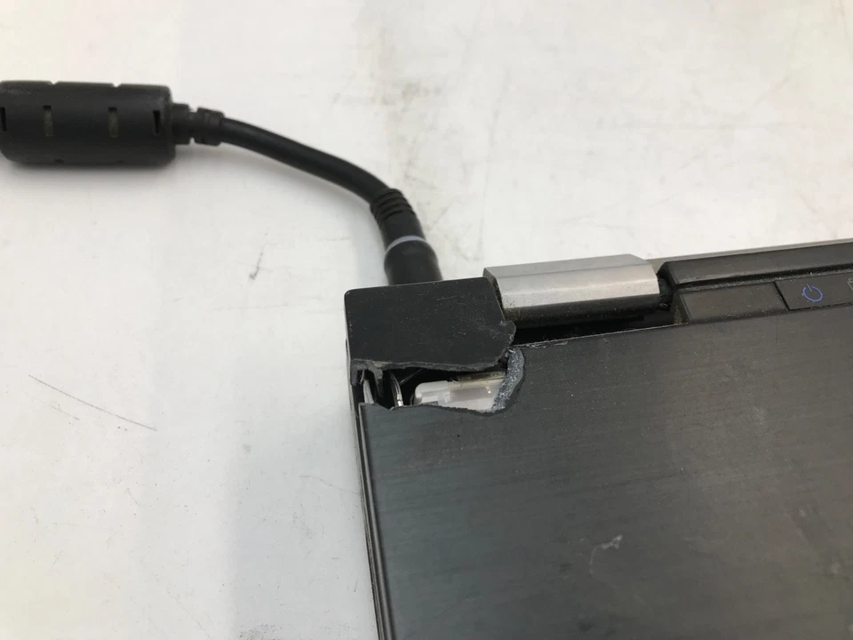 Dell Latitude E6400 Intel Core 2 Duo 2.53 GHz 14" 4Gb RAM-BROKEN HINGES/PARTS-MZ - Image 3 of 4