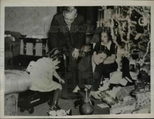 1935 Press Photo Alf Landon & Family Christmas, Topeka, Kansas - nef29518
