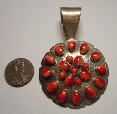 Desert Rose Trading Eichelhäher König Sterling Rosette Anhänger mit Koralle Cabochons