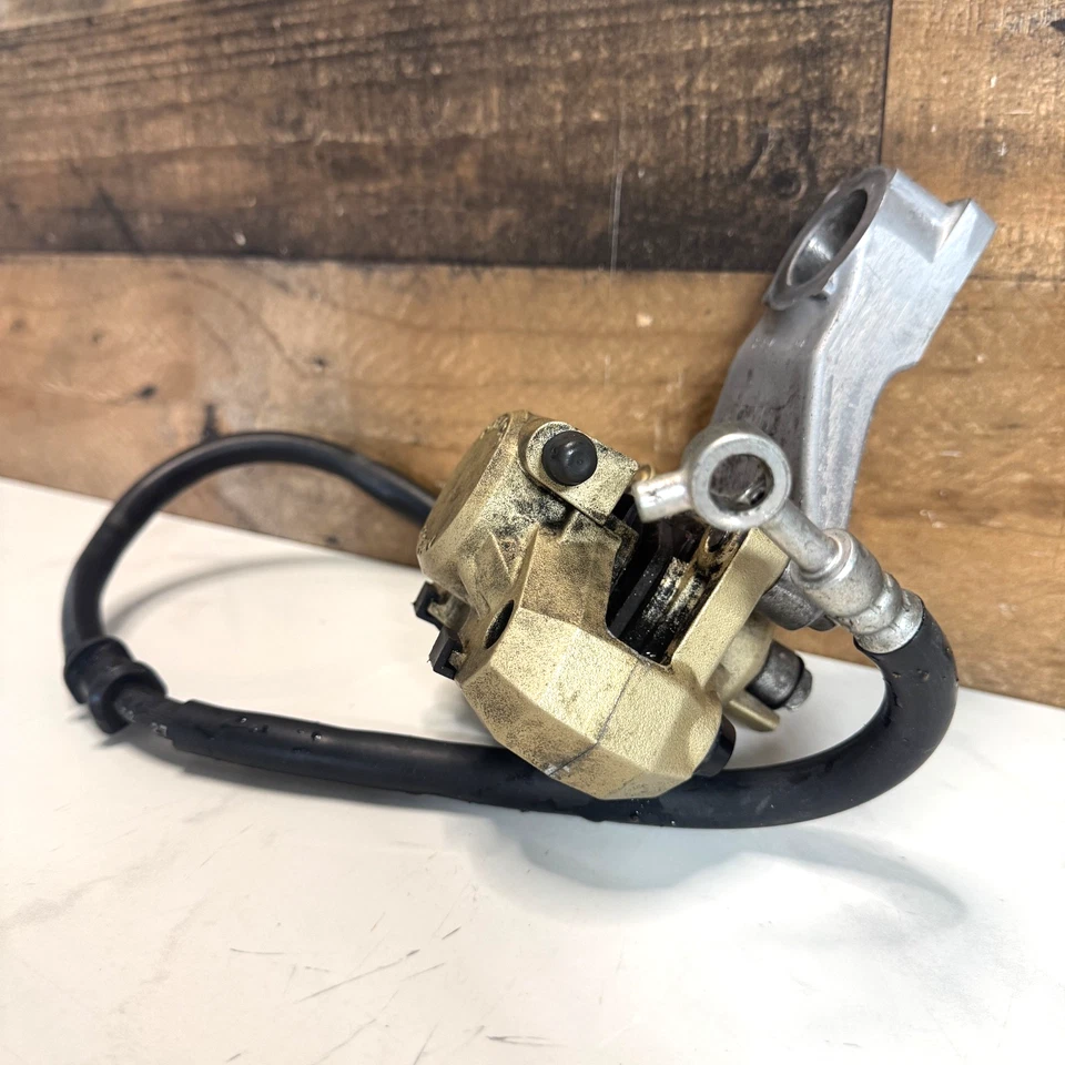 1999 - 2007 SUZUKI HAYABUSA ЗАДНИЙ ТОРМОЗ СУППОРТ ЗАДНИЕ КОЛОДКИ КРОНШТЕЙН TOKICO ЖЕЛТЫЙ - Изображение 3 из 4