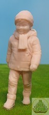 In der Spur G / 2 Modellfigur Winterkind Nils LGB Piko kompatibel Modell Bahn