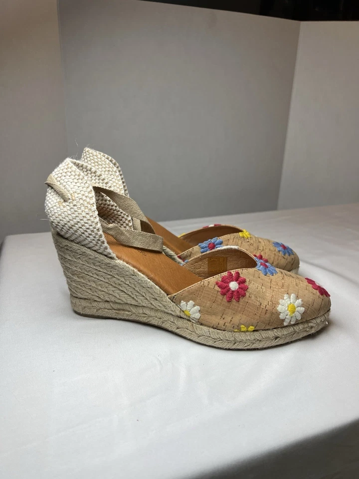 Sandalia cuña alpargata bordada Andre Assous Ensley 9 (40) de España Foto 2 de 4