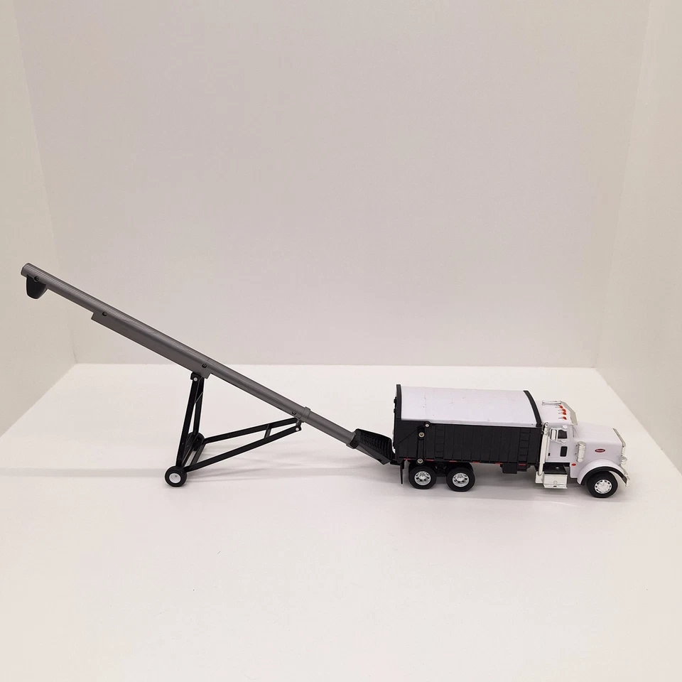 1/32nd Peterbilt Model 367 Straight Truck & Auger 46501 - Image 3 of 4