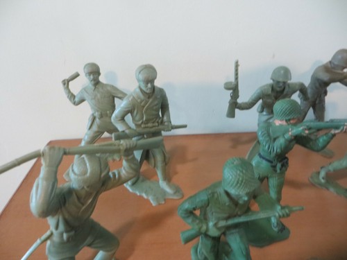 LOUIS MARX & CO. GREEN & GREY MILITARY SOLDERS VINTAGE FIGURAL FIGHTING ARMY MEN - Picture 4 of 11