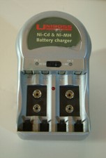 Uniross RC101159 Caricabatterie per Ni-CD, Tipi Ni-MH, Carica 4xAA/AAA o 2x9V