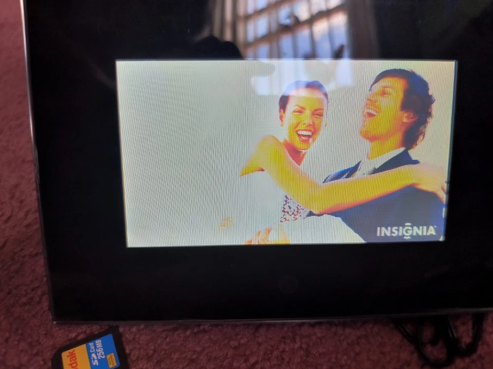 Insignia Digital Picture Frame Bundle  NS-DPF7WA-09 Tested working - Image 2 of 4