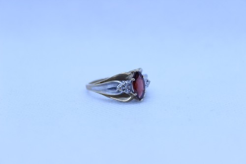 Beautiful 10K Yellow & White Gold Diamond & Garnet ring Sz7.5 Solid Gold 3.5g - Picture 4 of 8