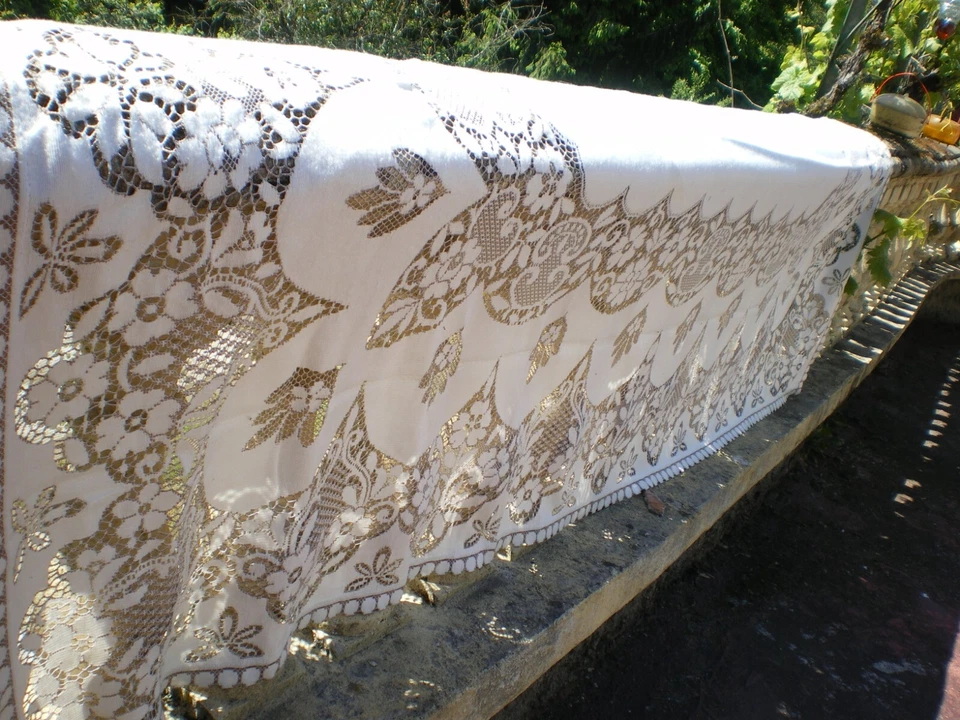 une nappe vintage des années 1980 en dentelle dimentions 260x150cm - Photo 2/3