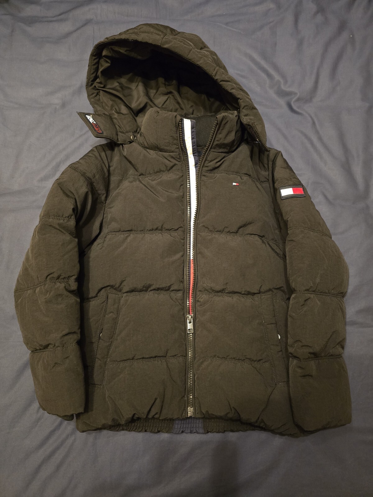 TOMMY HILFIGER  ESSENTIAL PADDED BACK LOGO JACKET . 6-7 YEARS. LNC. image 2