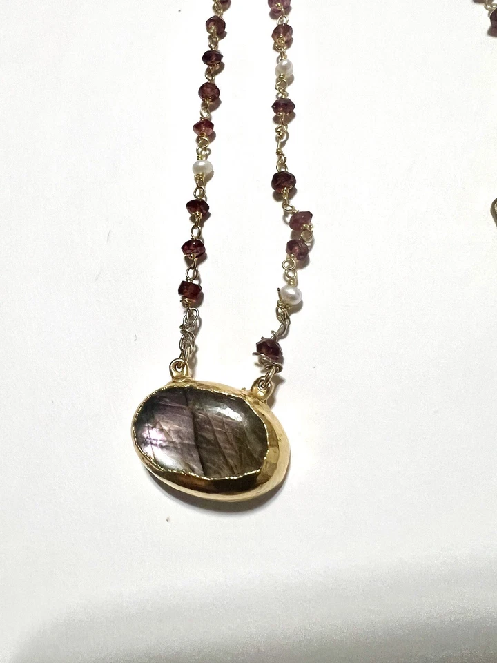 Collar de cadena de cama de granate colgante de labradorita Foto 2 de 4