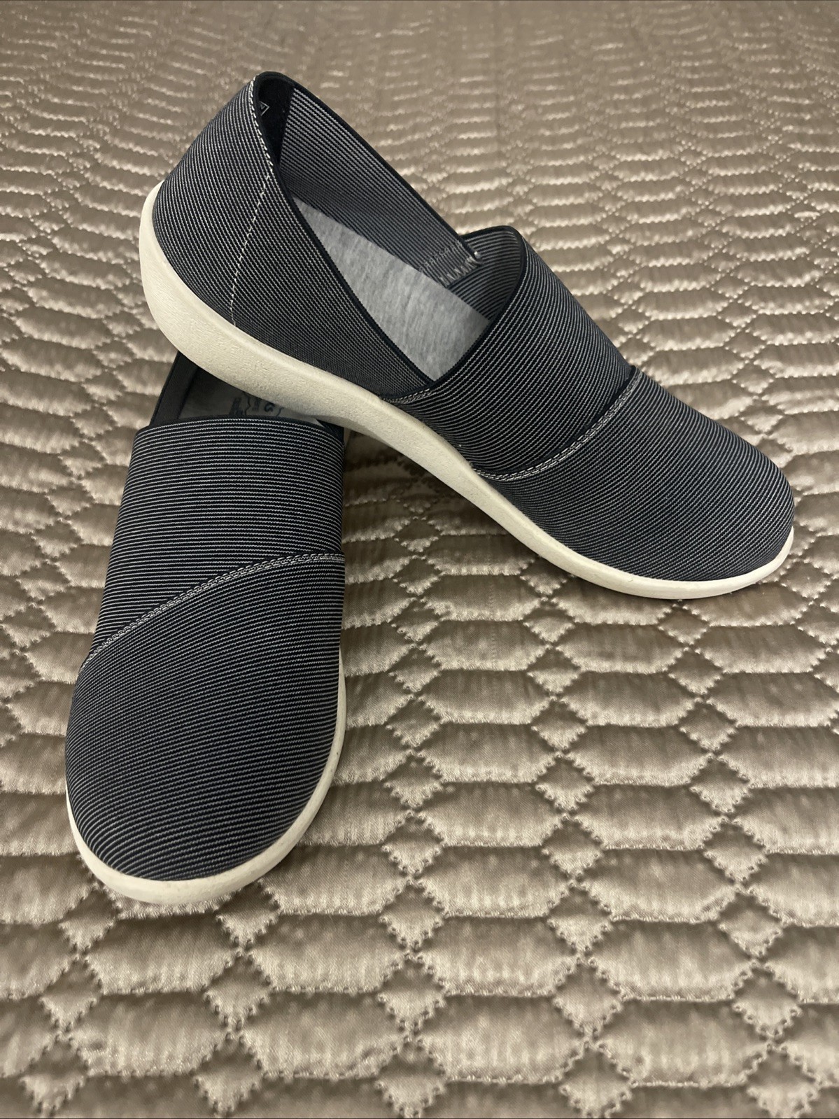 Clark Cloudsteppers Women's 8.5 Navy and White. Slip On Comfort Stylish Shoes .