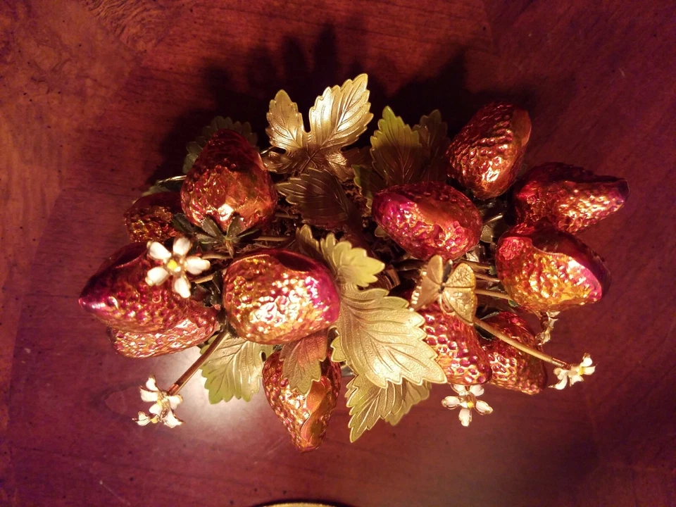 МЕТАЛЛИЧЕСКАЯ ХУДОЖЕСТВЕННАЯ И ЭМАЛИРОВАННАЯ КЛУБНИЧНАЯ КОРЗИНА ВИНТАЖНАЯ РЕДКАЯ ТЯЖЕЛАЯ БАБОЧКА ЦВЕТЫ КРАСОТА - Изображение 4 из 4