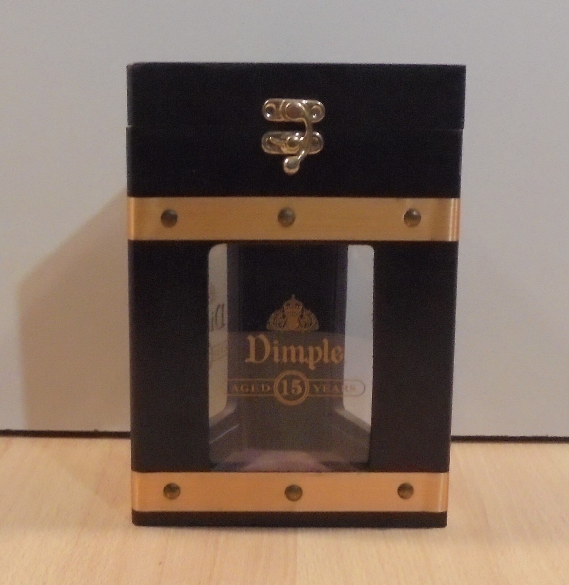 DIMPLE SCOTCH WHISKY 15 YEARS OLD ADVERTISIGN WOODEN TRIANGLE CASE