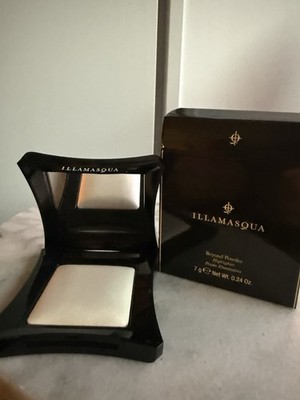 Illamasqua Beyond Powder Highlighter In Daze.  Vegan Cruelty-Free